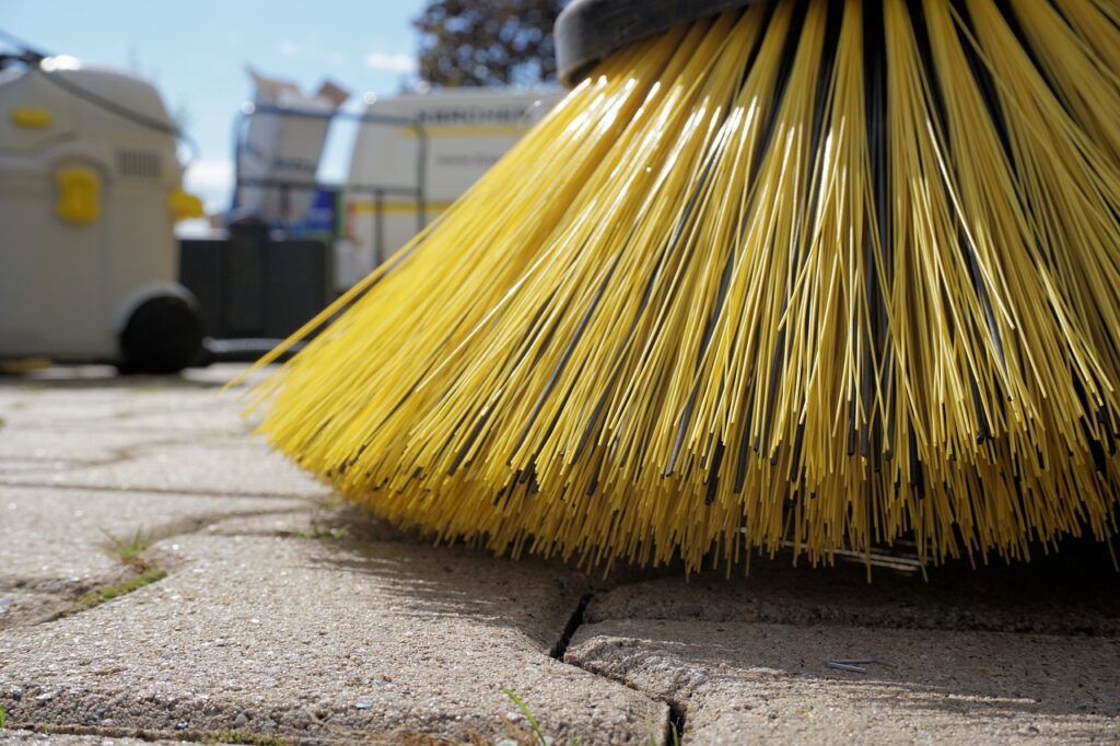 sweeper 1687444 1280 1024x682 - Das richtige Pflegekonzept für Ihre Außenanlagen